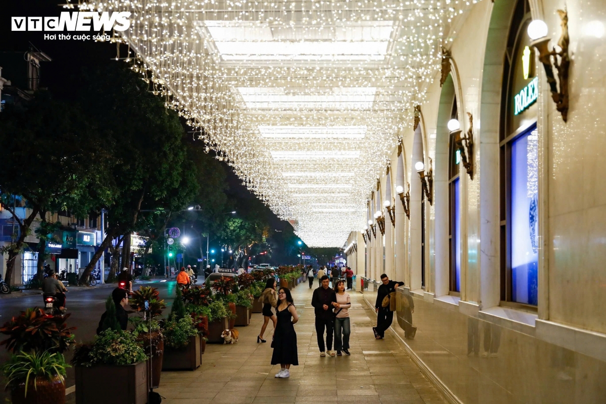 LED lights line the walkways of Trang Tien Plaza, drawing crowds eager to take photos and admire the festive displays.