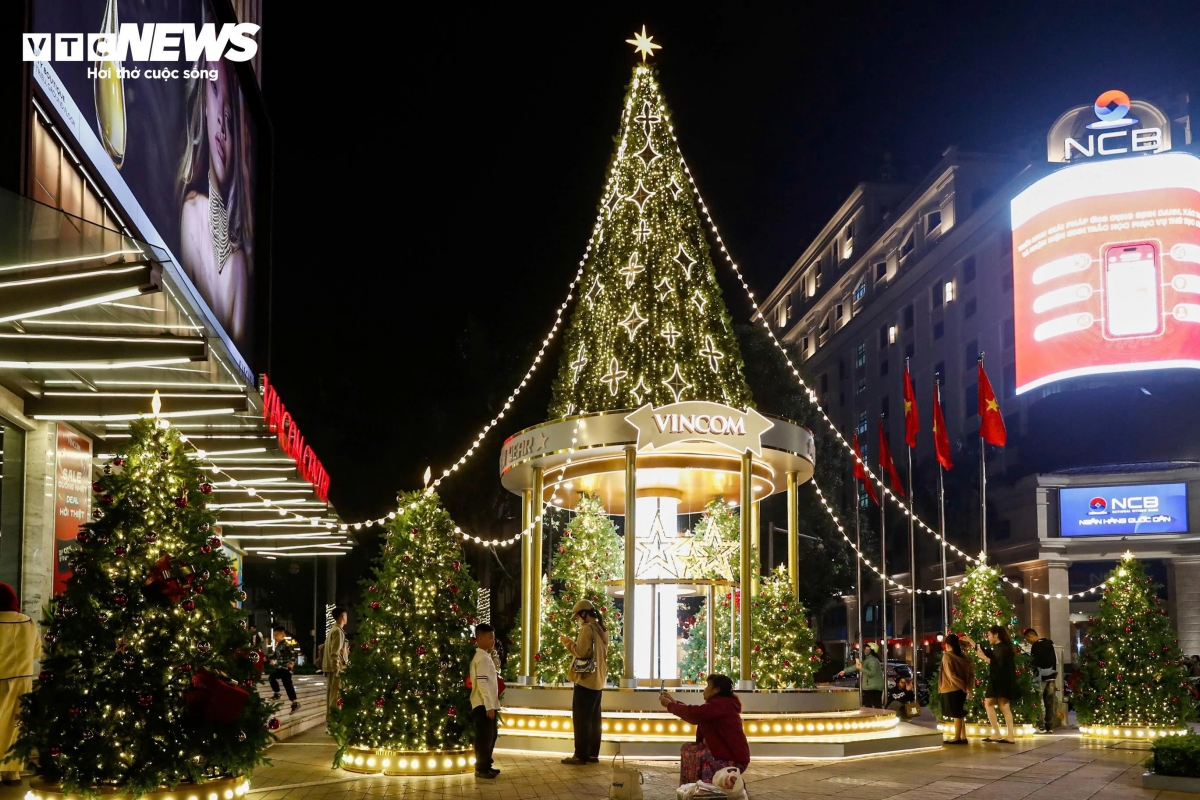 The exterior of Vincom Ba Trieu sparkles with festive lights.