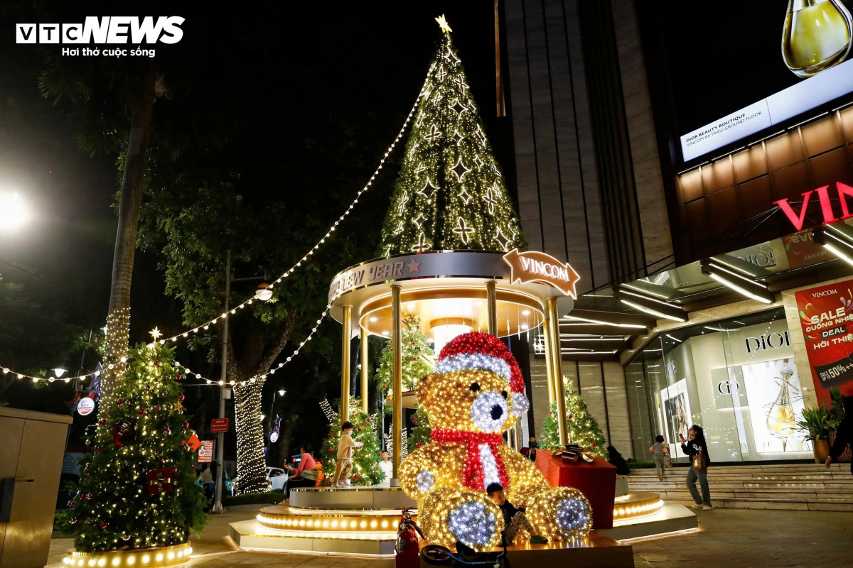 A giant Christmas tree in front of Vincom Ba Trieu is adorned with numerous LED lights.