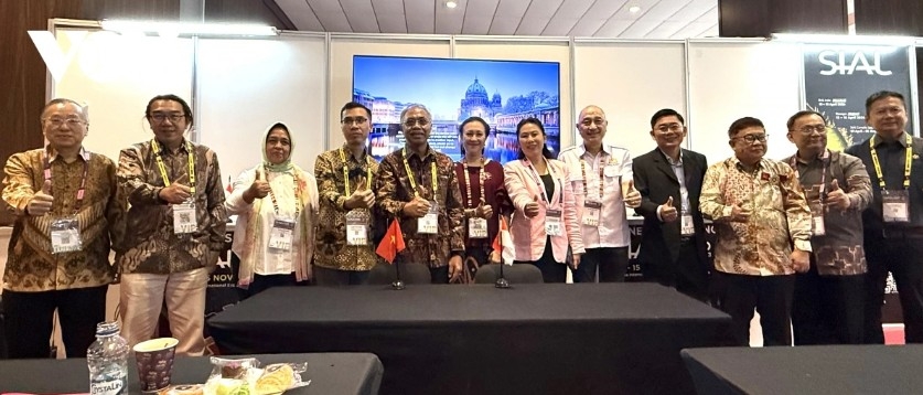 Damayanti Siahaan (center) of the Indonesian Chamber of Commerce and Industry (KADIN) attends the Vietnam-Indonesia trade promotion conference