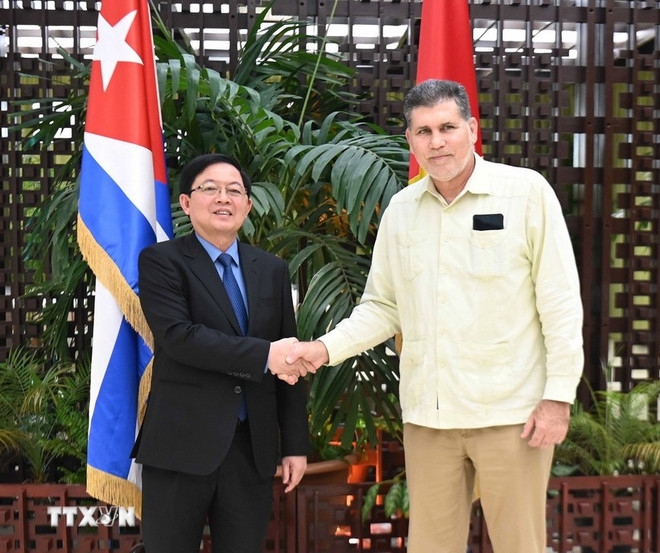 Deputy Prime Minister Ho Quoc Dung (left) and Cuban Deputy Prime Minister and Minister of Foreign Trade and Foreign Investment Óscar Pérez-Oliva Fraga (Photo: VNA)