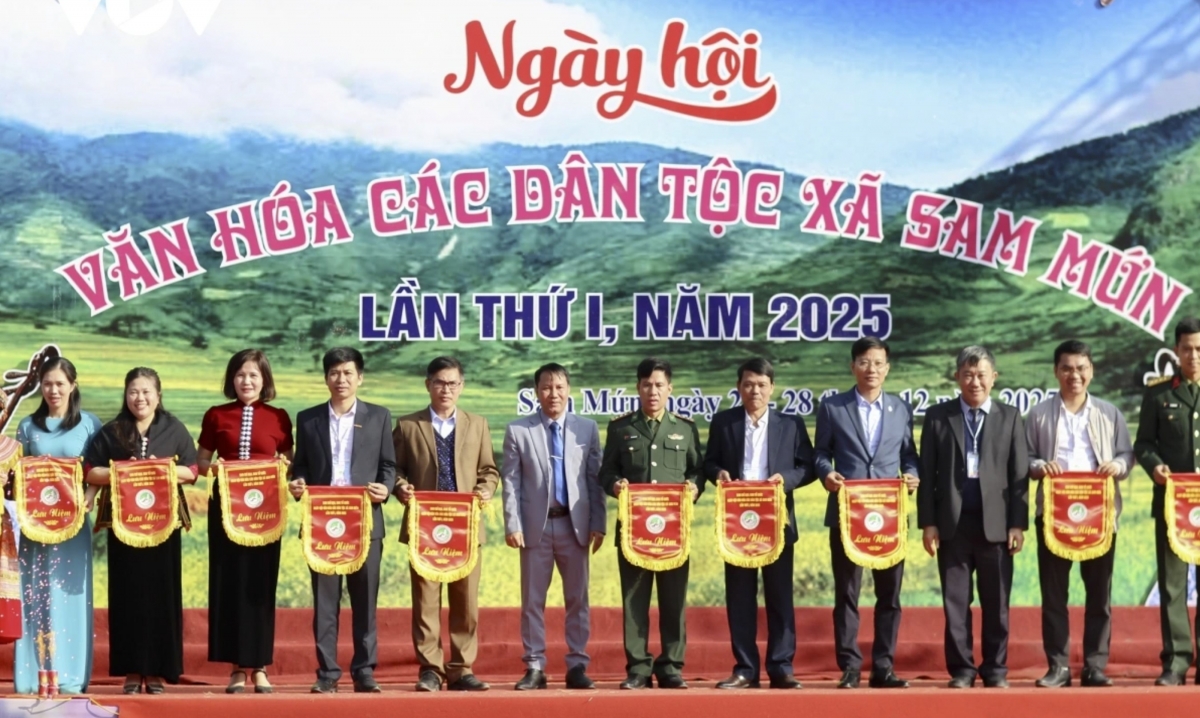 At Sam Mun commune, the first Ethnic Cultural Festival is held on the morning of December 28 in a festive atmosphere, drawing large numbers of local residents from surrounding villages and visitors.