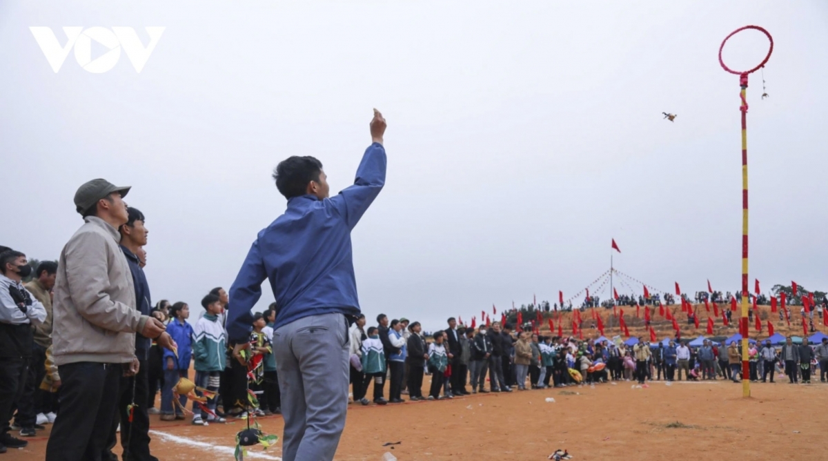 As part of the festival, a broad array of cultural and sporting activities and traditional folk games, including cow fighting, tug of war, con throwing, pa pao throwing and khen dancing, are held, drawing strong participation and enthusiastic support from local residents.