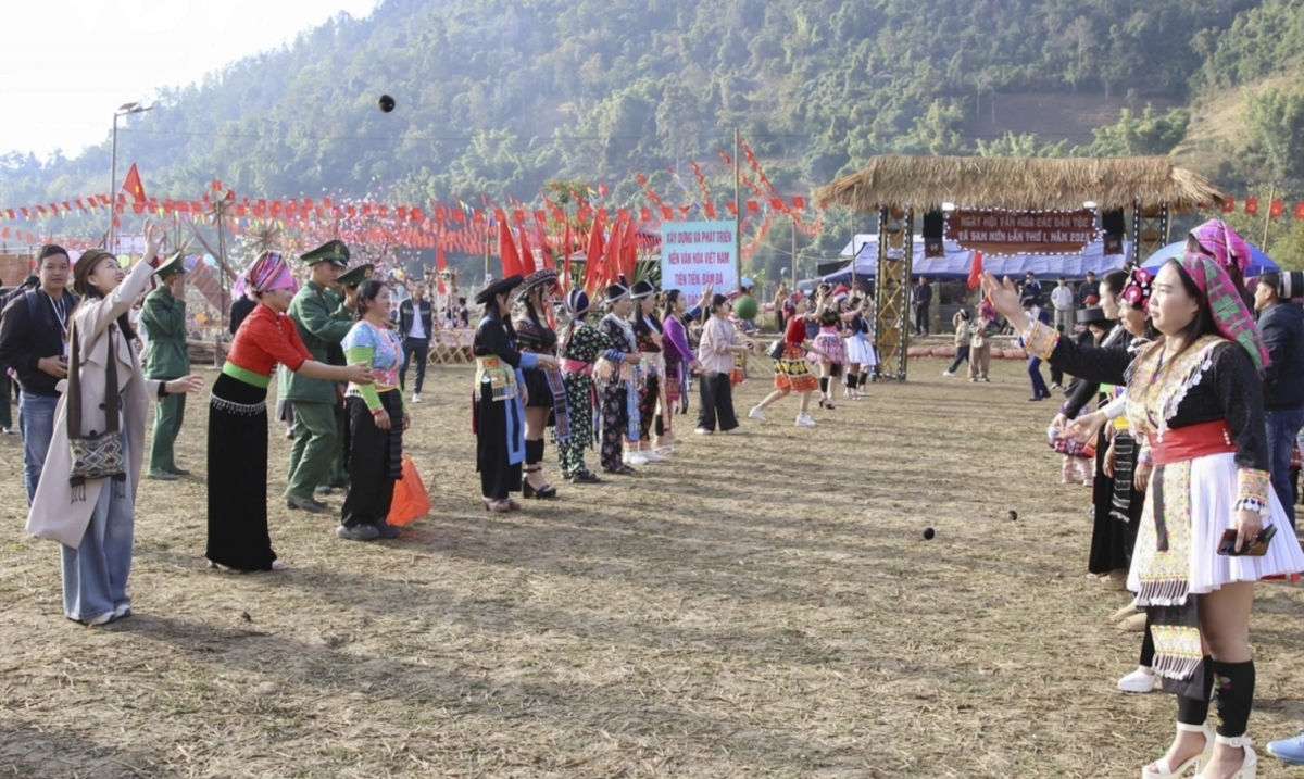 In the year’s final days, as farm work eases, people from the Kinh, Thai and Mong ethnic groups don their colourful traditional attire and take part in cultural and sporting activities and folk games, creating a warm, and joyful festival atmosphere.