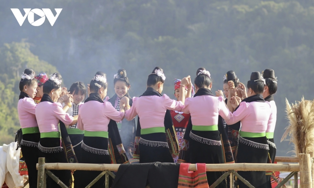 Throughout the festival, a range of hands-on activities rich in local identity takes place, including visits to exhibition booths featuring cultural tourism and traditional handicraft products.