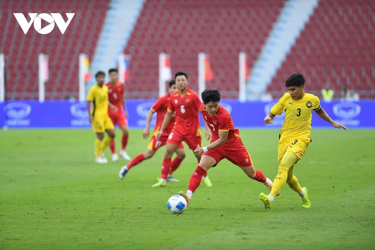 Dinh Bac (in red jersey) plays brillilantly in Vietnam's convincing win over Malaysia