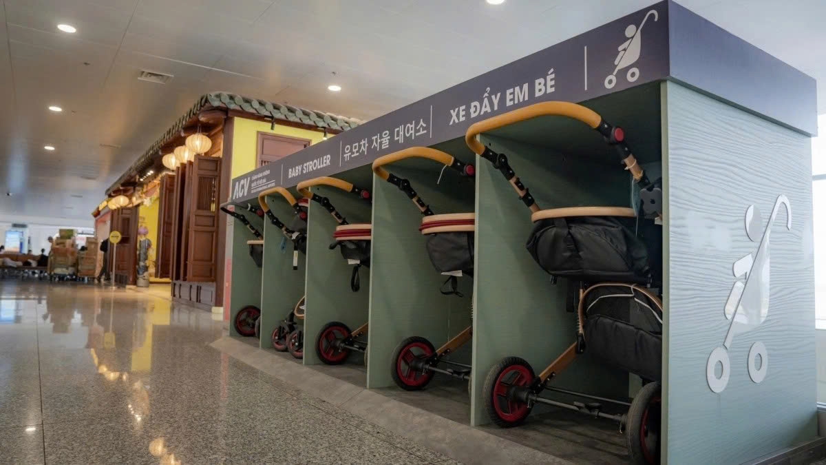 The terminal also provides other services including tables for families, baby stroller, and a luxurious fragrance system in public areas.