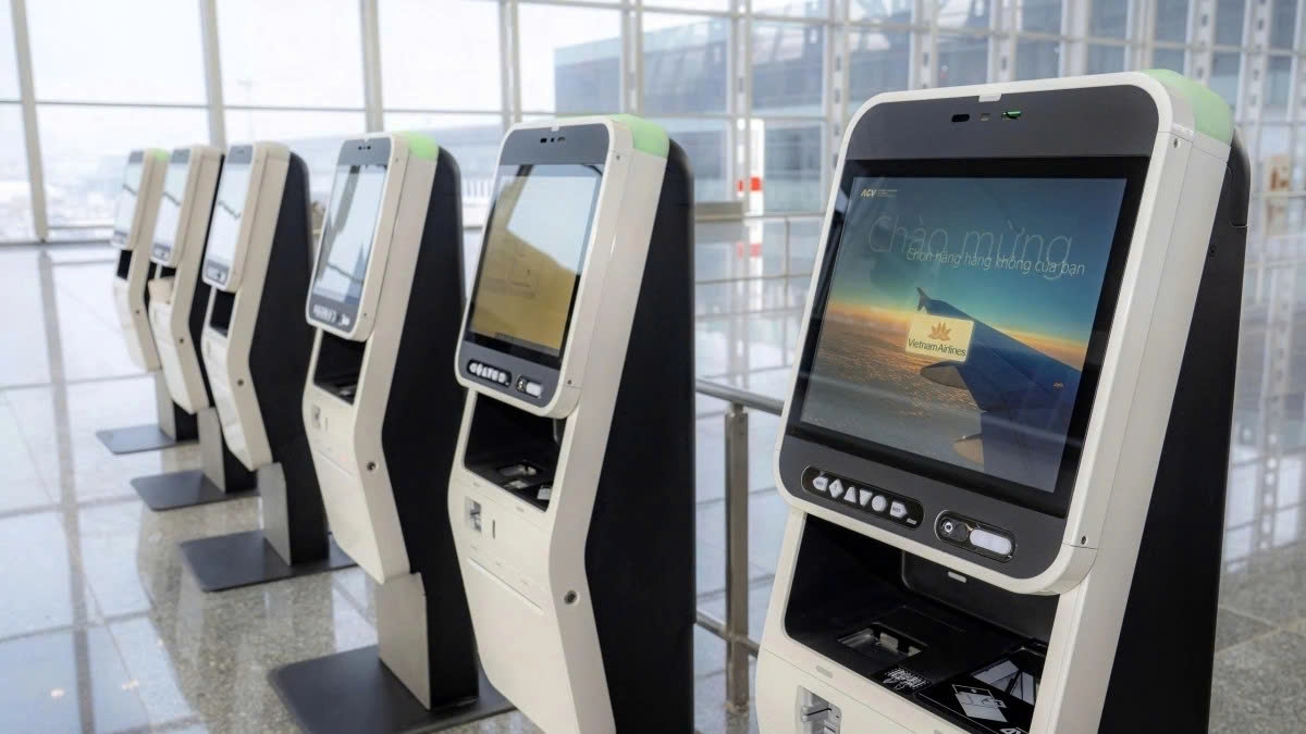 The departure hall is equipped with 24 self-check-in kiosks, allowing passengers to check in without queuing at counters, along with 24 self-service baggage drop units.