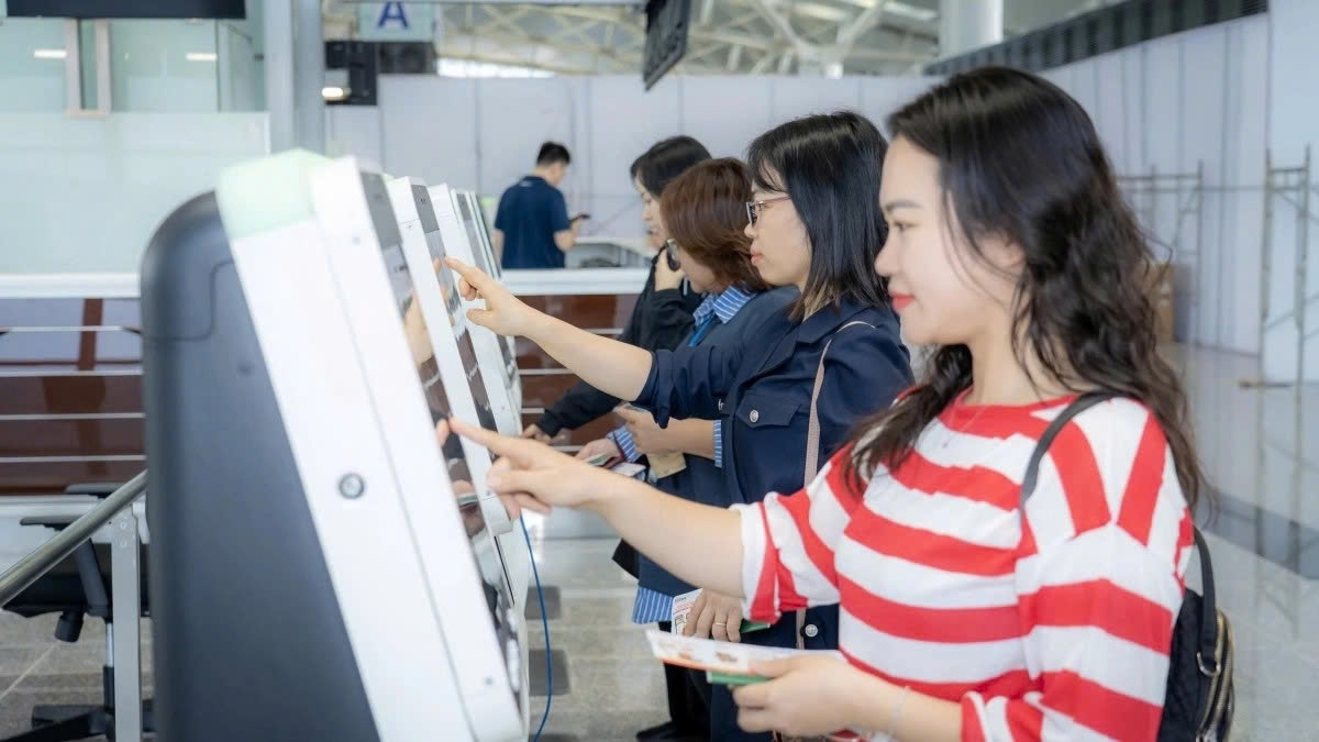 In the departure hall, Noi Bai International Airport has installed self-check-in kiosks, enabling passengers to complete check-in without queuing at counters.