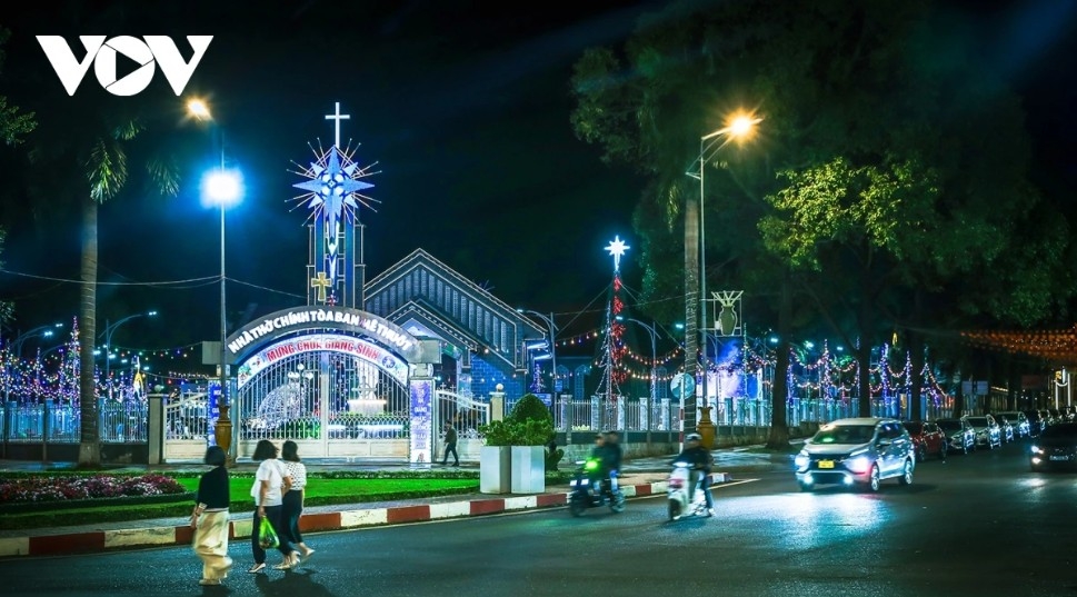 Streets leading to parishes and churches are brightly decorated, while beyond the Cathedral, cafés and shops are also adorned with festive displays, creating distinctive photo spots and adding to the warm, joyful mood of the season. Ban Me Thuot Cathedral glows on Christmas night, seen from the central six-way intersection. 