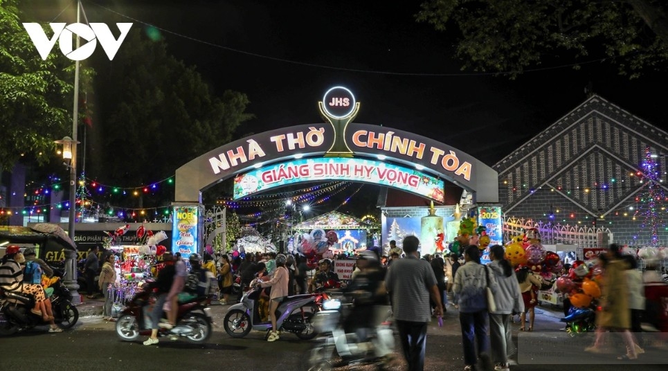 People enjoy the warm Christmas atmosphere and spirit of sharing at Ban Me Thuot Cathedral