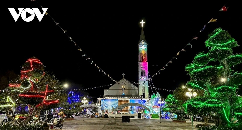 Across many streets, churches, Catholic neighborhoods, shops and cafés in Dak Lak province, festive decorations and activities mark a joyful and warm Christmas season. Photo: A Christmas tree lights up at Kim Chau Parish Church in Dray Bhang Commune (former Cu Kuin district).