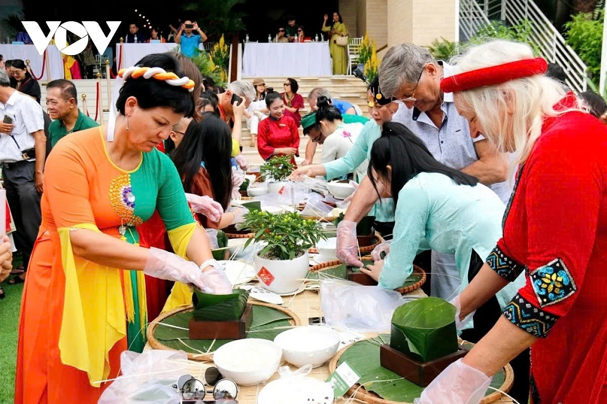 Foreign visitors eagerly explore the Square Cake Making Festival in southern Vietnam
