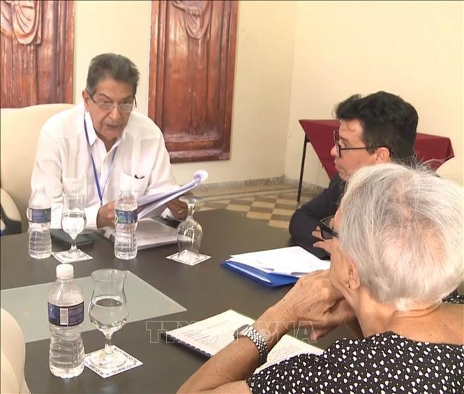 Fredesmán Turró González (L), former Cuban Ambassador to Vietnam and Vice President of the Cuba–Vietnam Friendship Association, speaks at a seminar on Vietnam-Cuba relations. (Photo: VNA)