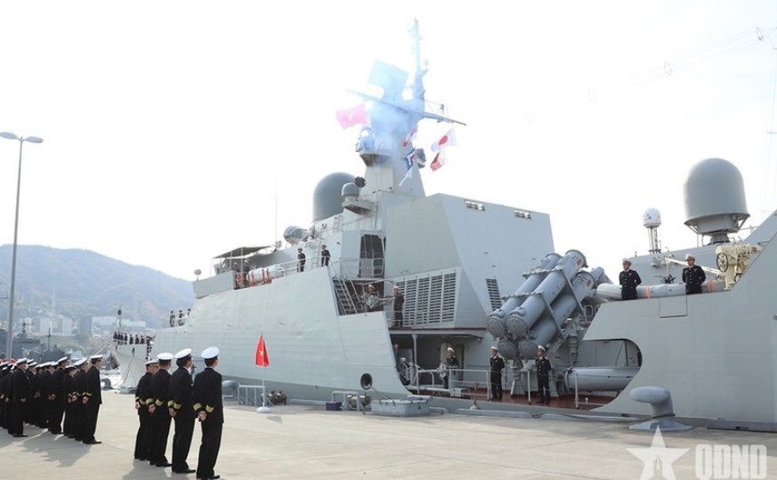 The farewell ceremony for Frigate 015-Tran Hung Dao at the Kure Naval Base. (Photo: qdnd.vn)