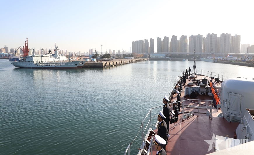 Frigate 015-Tran Hung Dao docks at Qingdao Port (Photo: qdnd.vn)