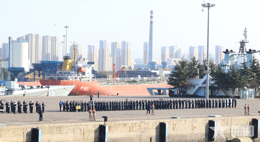 A welcoming ceremony for frigate 015 – Tran Hung Dao takes place at Qingdao Port.
(Photo: qdnd.vn)