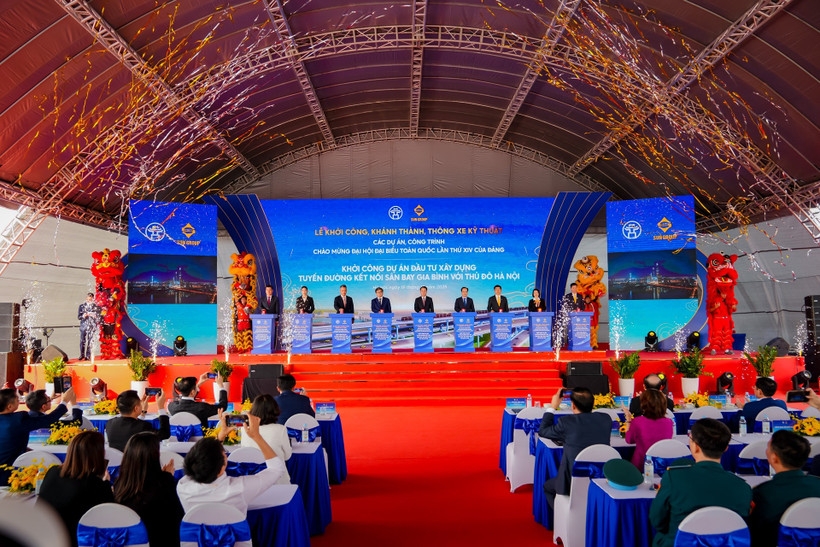 Delegates press the button to officially launch the project. (Photo: Sun Group)
