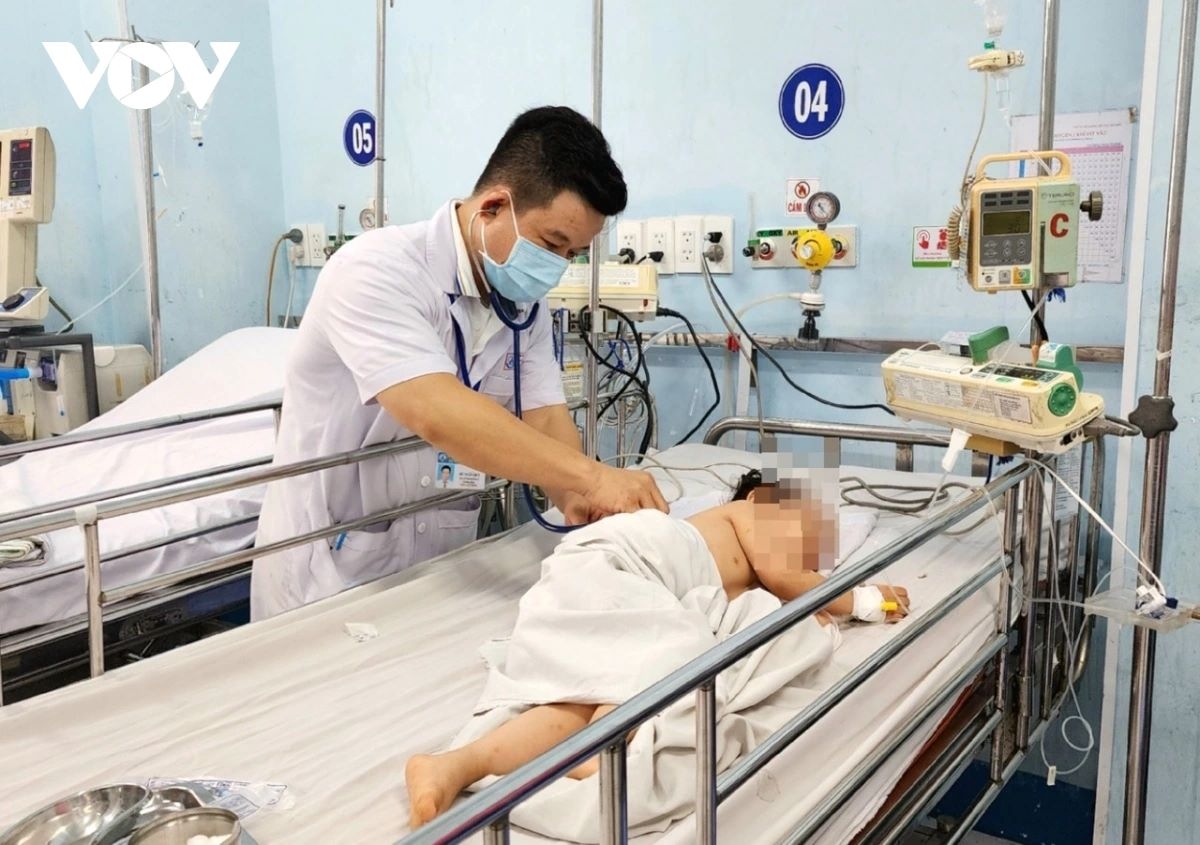 Doctor examines a patient with severe HFMD at Children’s Hospital 1