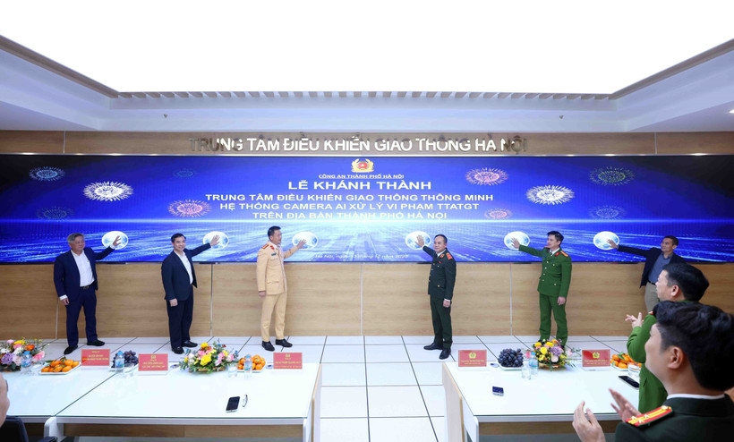 Delegates perform the inauguration protocol for the Hanoi smart traffic control centre in the capital on December 13.