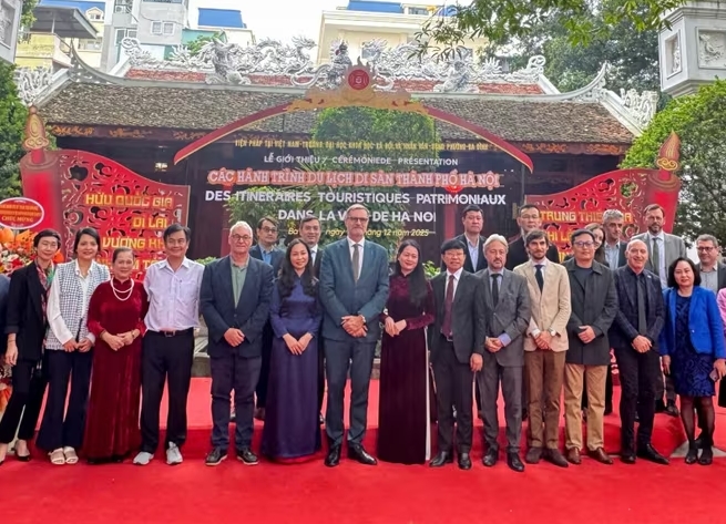 Delegates pose for a group photo at the launch ceremony (Photo: anninhthudo.vn)