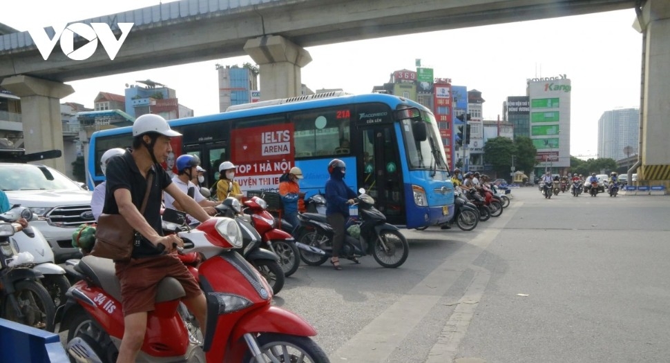 Motorists queue in orderly fashion at the Khuat Duy Tien-Nguyen Trai intersection on the morning of December 10