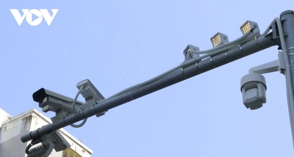 Under the centralized surveillance camera management plan approved by the Hanoi People’s Committee, 1,873 AI-powered cameras have already been installed. The city aims to deploy more than 40,000 cameras by 2030, including over 16,000 dedicated to traffic safety management, environmental monitoring and urban order. The AI camera system is able to identify 20 common traffic violations, features 360-degree scanning capability, facial and license-plate recognition, and can detect violations from distances of around 500 to 700 meters.