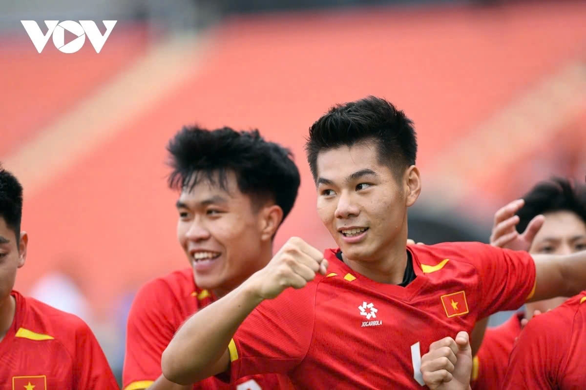 SEA Games 33: Hieu Minh scores the first goal in Vietnam's 2-0 victory over Malaysia in Thailand on December 11, securing a semifinal spot
