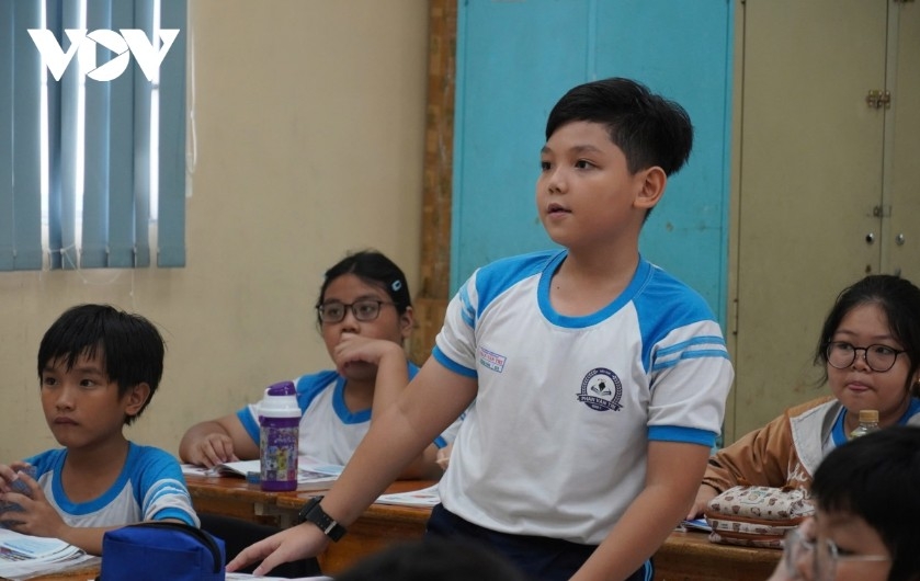 Ho Chi Minh City students start learning English from grade 1, gaining confidence to interact with teachers