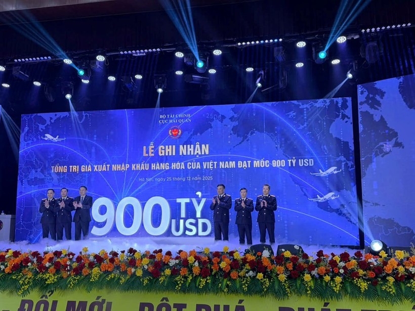 Vietnam Customs holds a ceremony to mark the country’s total import-export turnover surpassing US$900 billion for the first time (Photo: VNA)