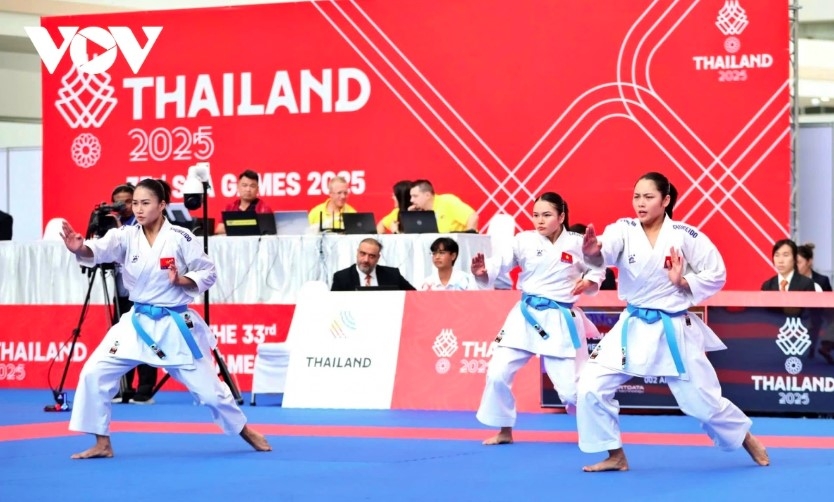  Vietnamese karate fighters secure a gold medal in the women’s team kata at the 33rd SEA Games 