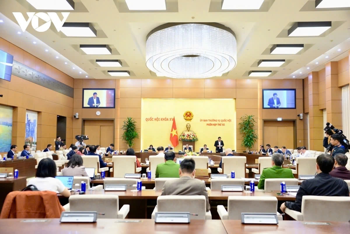 Key lawmakers endorse amendments to the Environmental Police Ordinance at a meeting of the National Assembly Standing Committee in Hanoi on December 3