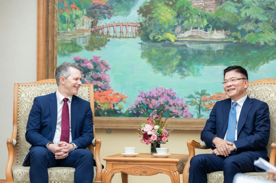 Australian Education Minister Jason Clare (L) at a reception with Vietnamese Deputy Prime Minister Le Thanh Long