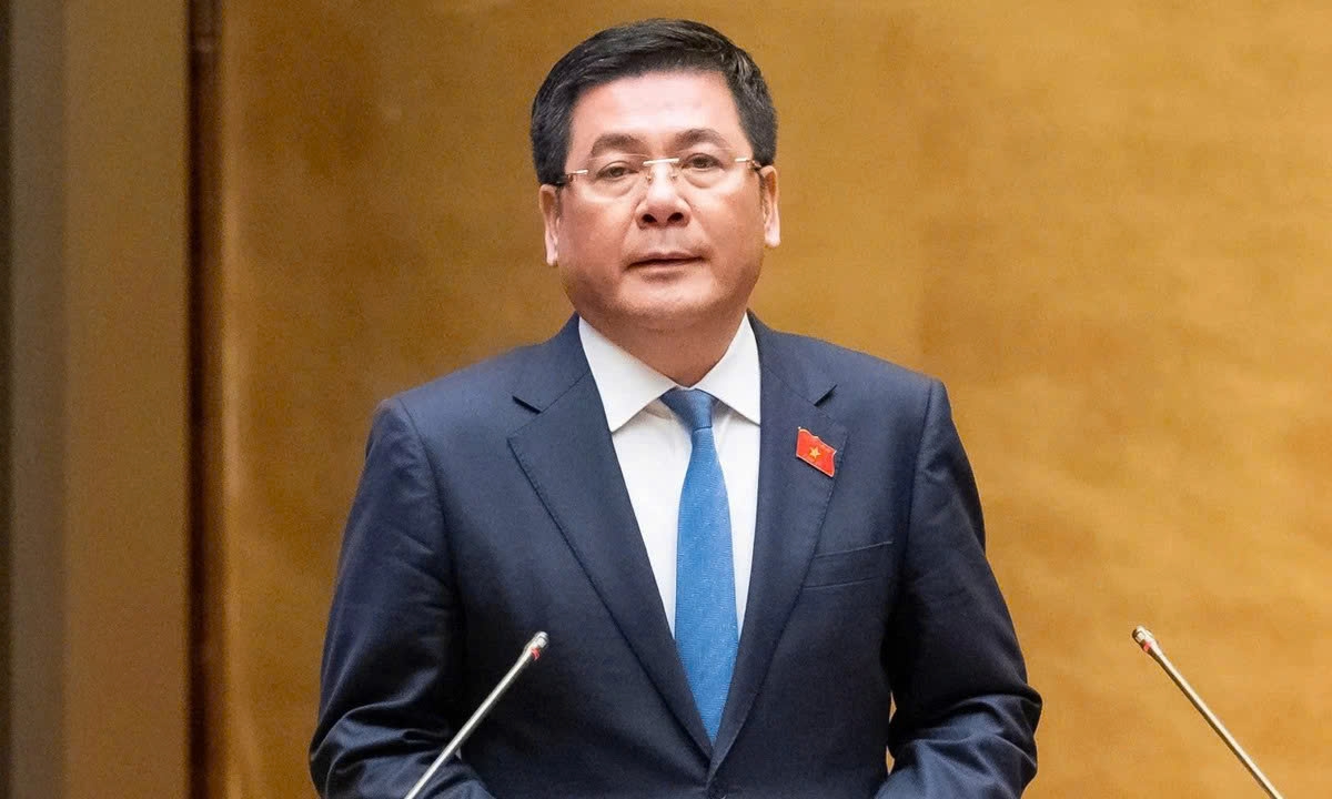 Minister of Industry and Trade Nguyen Hong Dien presents an explanatory report at the National Assembly before the voting on the resolution