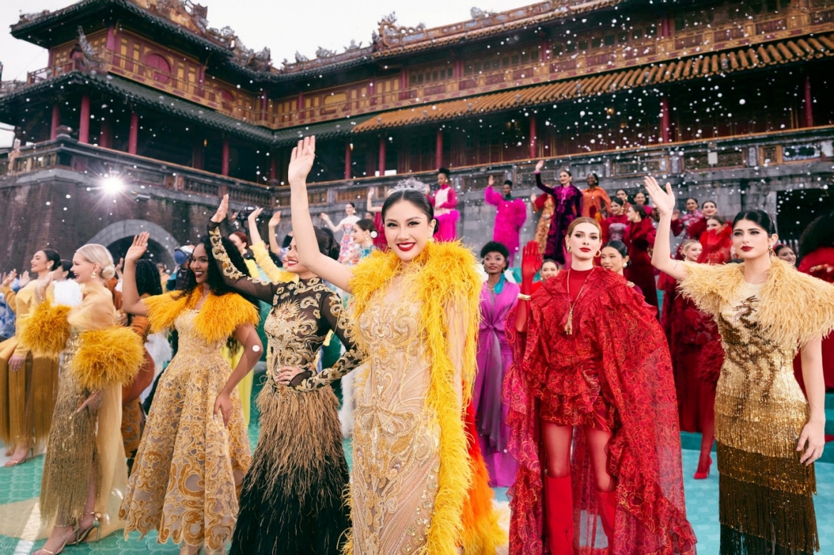 The show is supported by the Department of Culture and Sports of Hue City and the Hue Monuments Conservation Center, creating artistic moments that honours the beauty of Vietnamese culture and fashion.