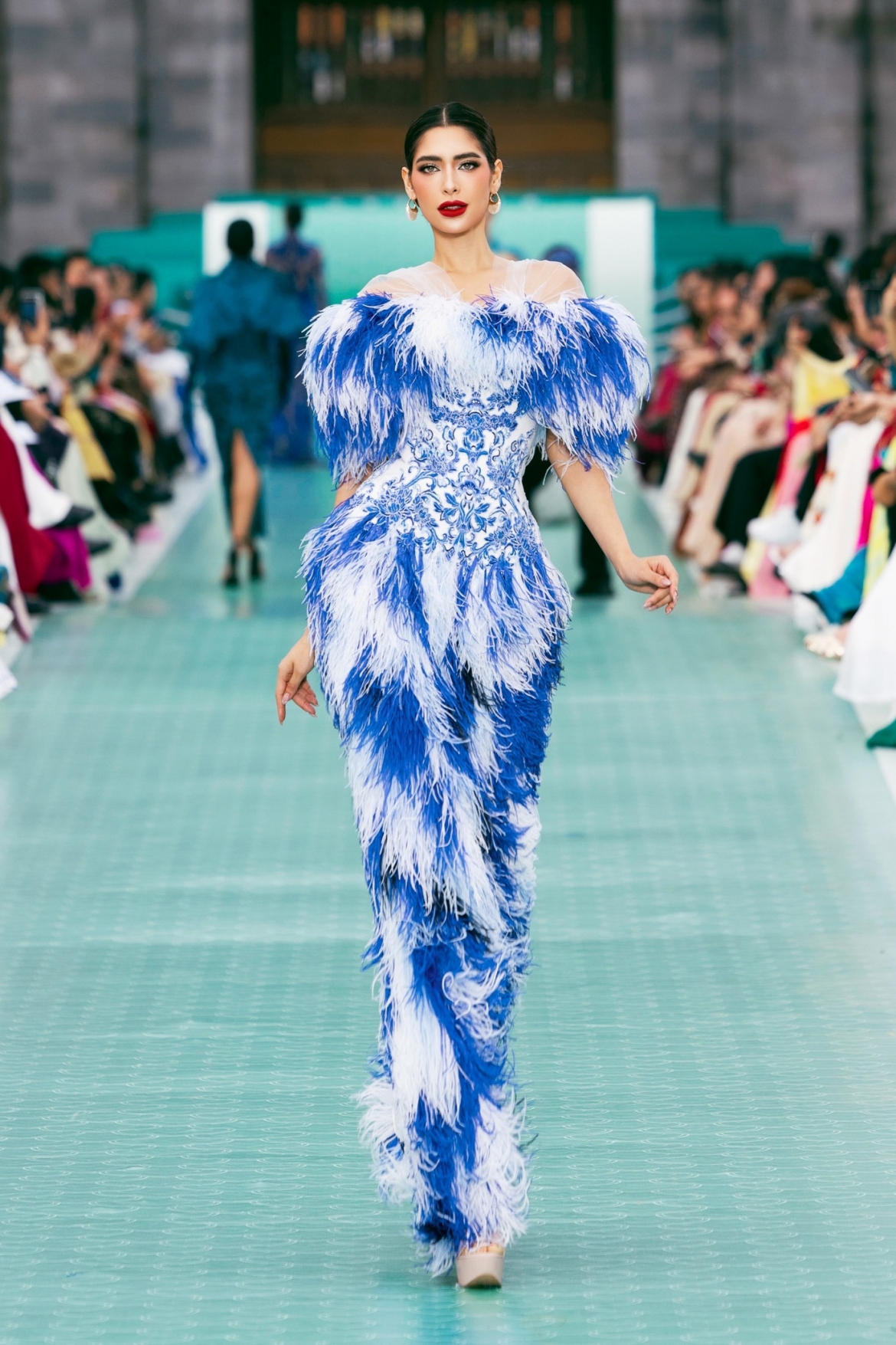 Traditional garments are also incorporated. All are reinterpreted through modern techniques, forming a distinctive harmony between heritage and contemporary style.