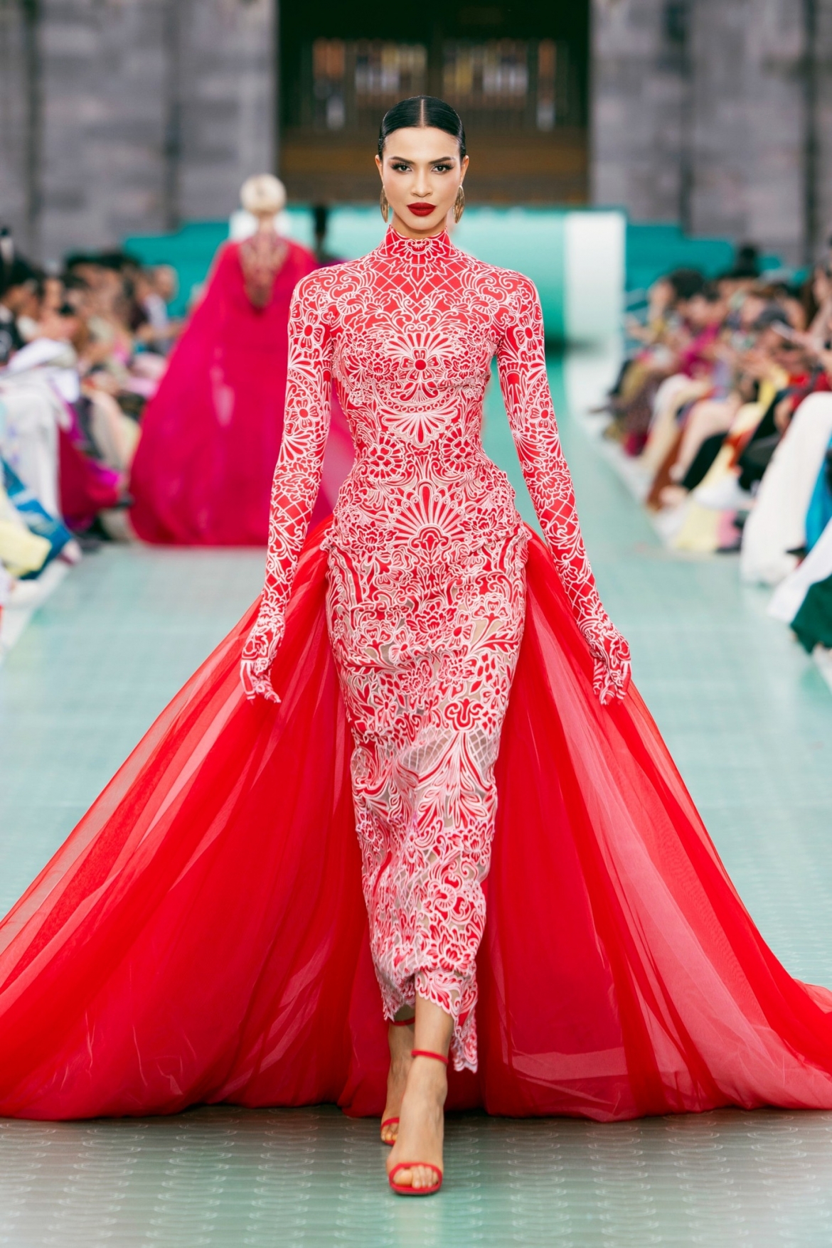 The highlight of this leg was Hello Cosmo From Vietnam Season 2, the official opening fashion show within the framework of Miss Cosmo 2025. Building on the success of its first edition in Trang An, northern Ninh Binh province, the second season selects Hue, the host locality of the 2025 National Tourism Year.