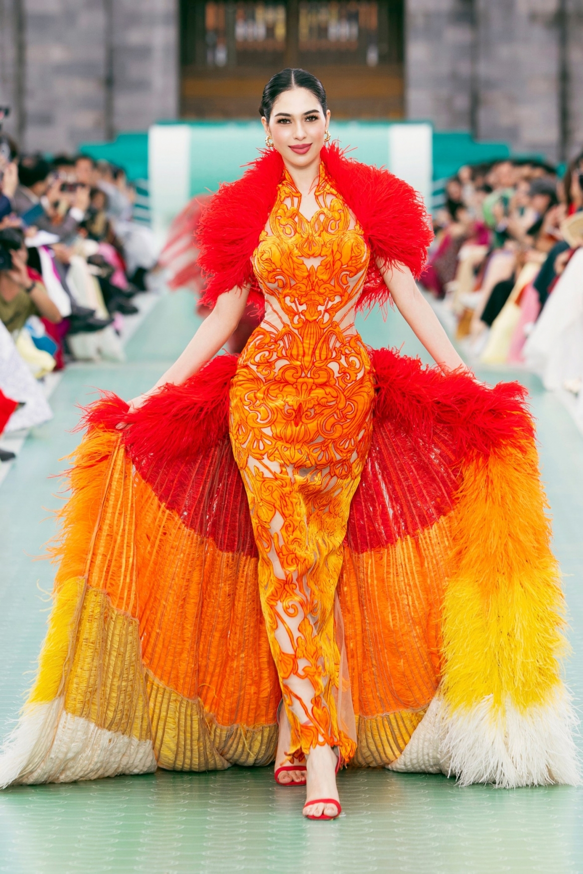 The centerpiece of the program is the debut presentation of designer Le Thanh Hoa’s Fall-Winter 2025 collection, showcased by more than 70 Miss Cosmo 2025 contestants.