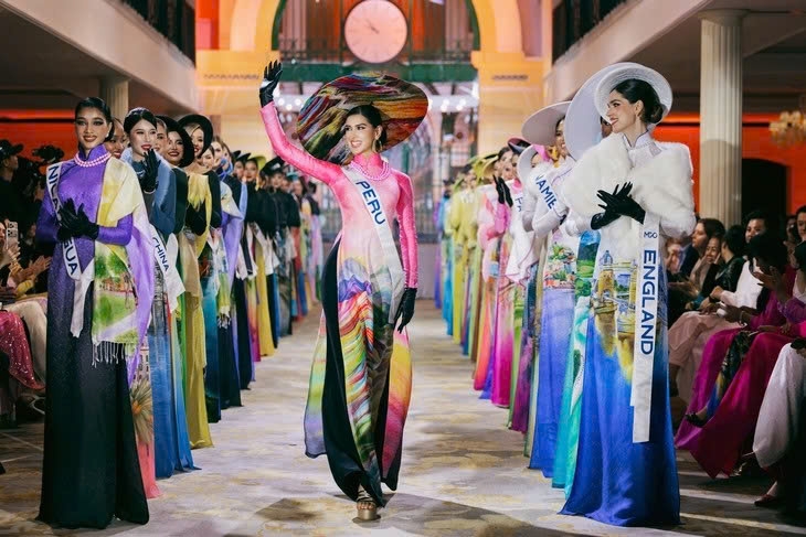 The stage recreates the image of the Ho Chi Minh City Post Office which is one of the iconic French colonial architectural landmarks in HCM City.