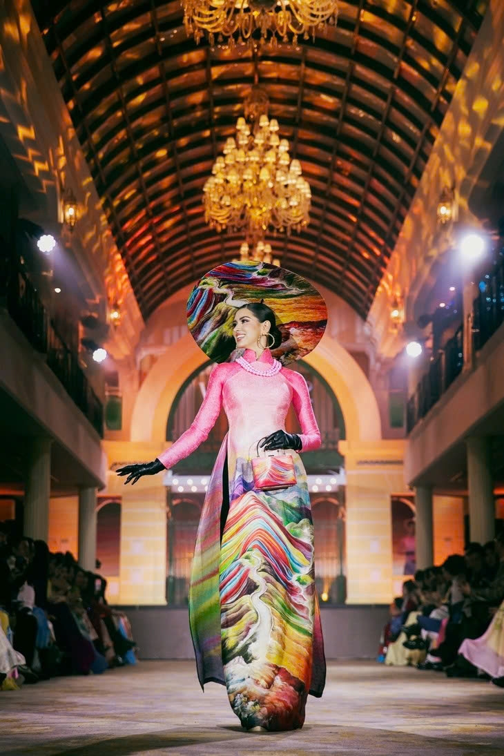 Foreign beauties arrive in Vietnam on November 27–28 to take part in the Glamshot photo shoot. They then travel to Hue to participate in a series of events, including the second season of the Best of Vietnam Fashion Show, Best in Swimsuit, and the Sashing Welcome Ceremony.