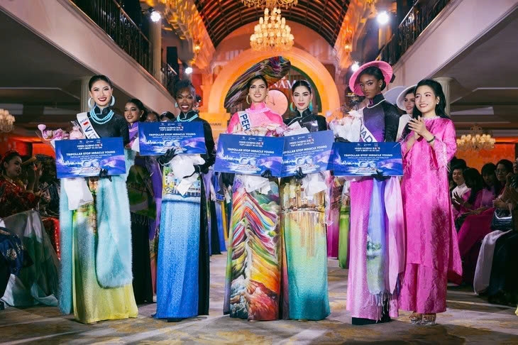 For the first time, Best of Vietnam Fashion Show has announced the Top 5 Best in Ao Dai including Miss Cosmo Peru - Kelín Rivera, Miss Cosmo Bahamas - Beyonce Forbes, Miss Cosmo Philippines - Chelsea Fernandez, Miss Cosmo Ecuador - Alexandra Mina, and Miss Cosmo Vietnam - Nguyen Hoang Phuong Linh.