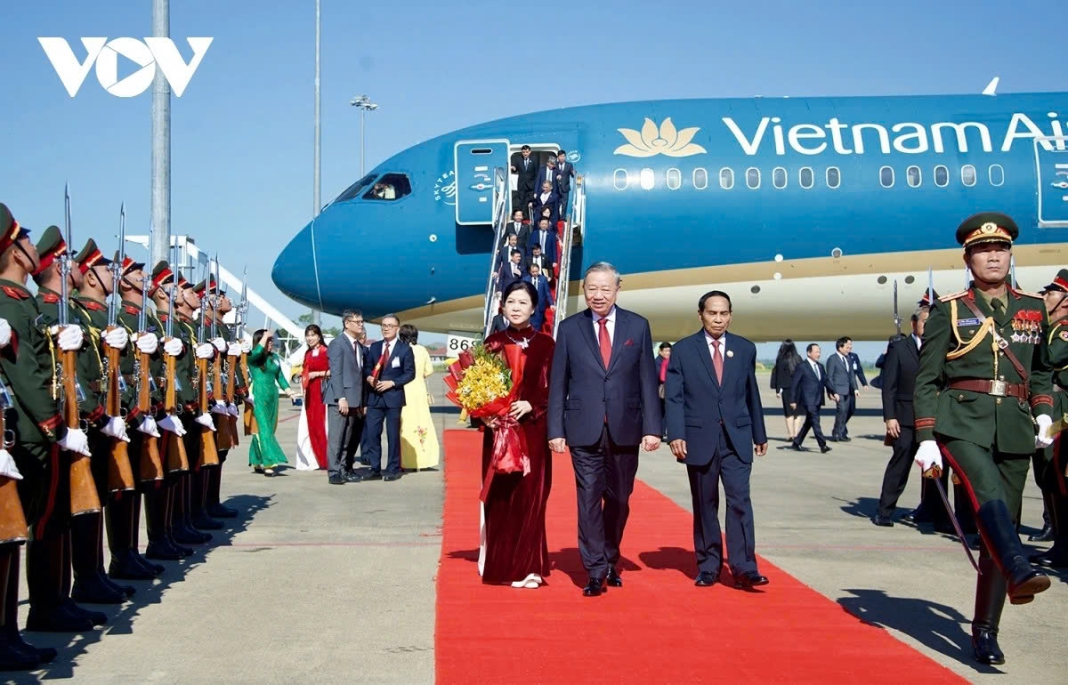 Laos visit: Vietnamese Party General Secretary To Lam and his spouse at Wattay International Airport in Vientiane on December 1