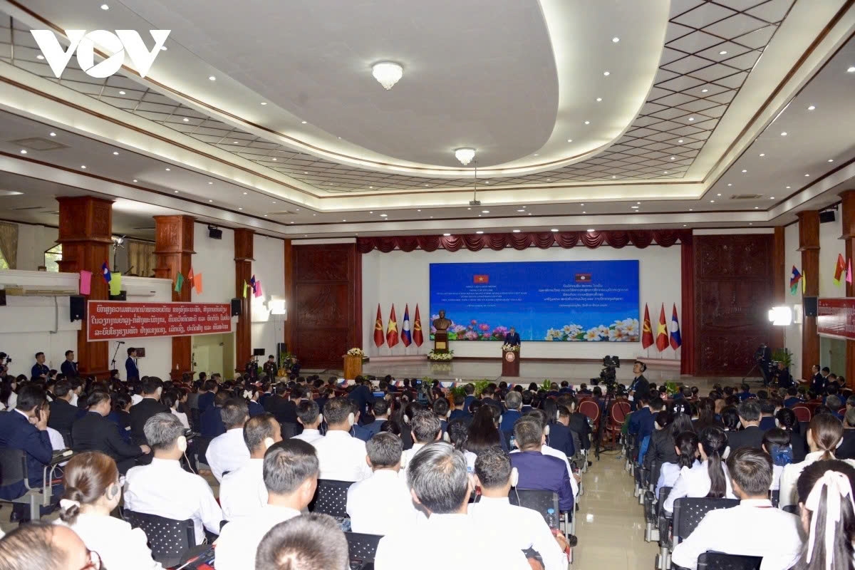 Many Lao officials, scholars and students of the National Academy of Politics and Public Administration learn about Vietnam and Vietnam - Laos friendship through the Vietnamese Party leader's policy speech on December 1