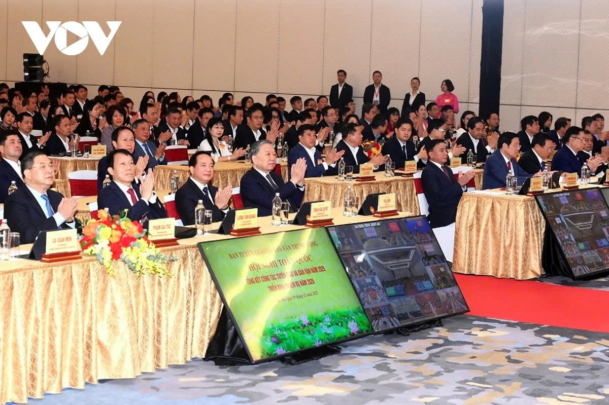 Party General Secretary To Lam, along with other senior Party and State leaders, at the national conference reviewing communication and mass mobilisation work in 2025 and outlining tasks for 2026