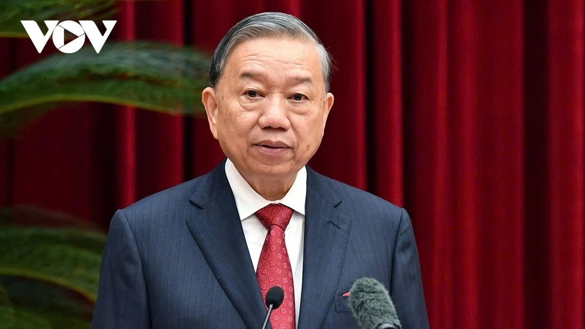 Party General Secretary To lam delivers a closing speech at the plenum in Hanoi on December 23