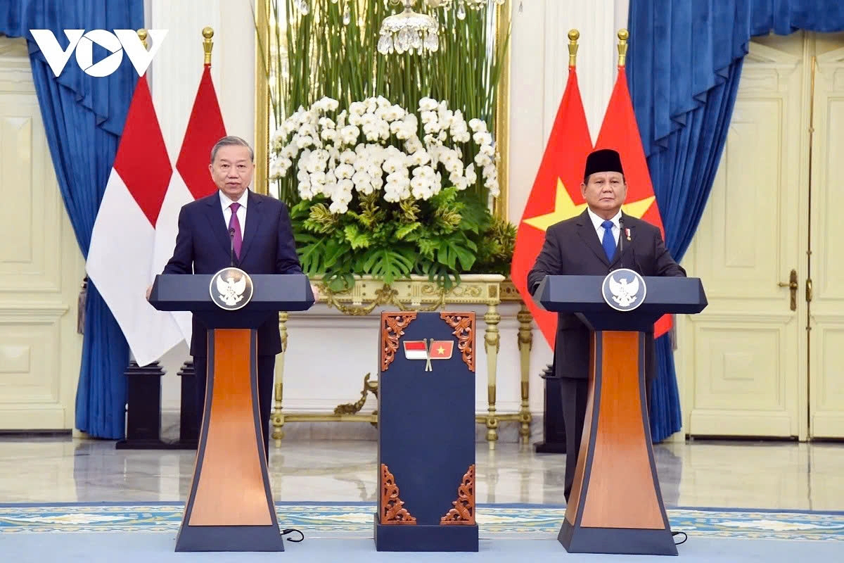Party General Secretary To Lam of Vietnam and President Prabowo Subianto of Indonesia announce the upgrade of Vietnam - Indonesia relations to a Comprehensive Strategic Partnership, following the former's state visit in March 2025
