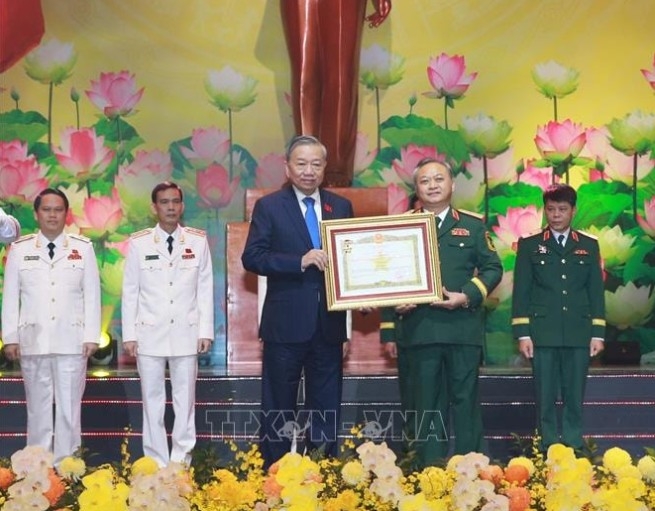 Party General Secretary To Lam presents the Hero of the People’s Armed Forces title to collectives (Photo:VNA)