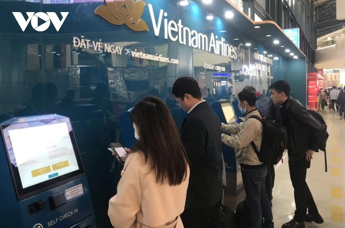 Passengers complete aviation procedures at Vietnam Airlines self-service kiosks