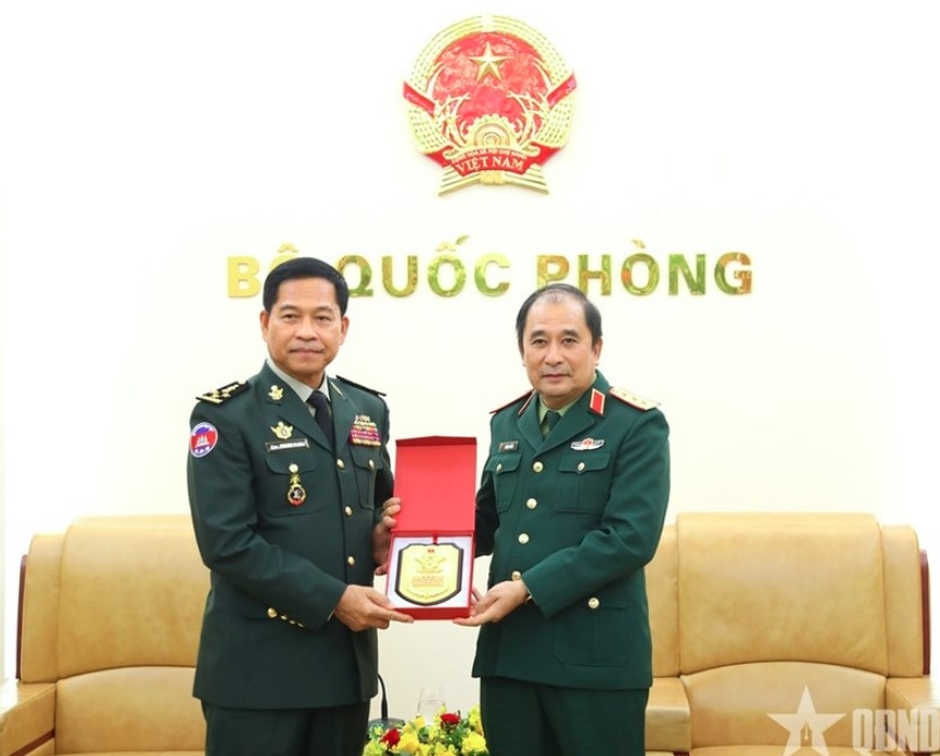 Deputy Chief of the General Staff of the Vietnam People’s Army Sen. Lieut. Gen Phung Sy Tan presents a souvenir to Gen. Phorn Nara, Secretary General of the National Authority for the Prohibition of Chemical, Nuclear, Biological and Radiological Weapons of Cambodia (CBRNE) in Hanoi on December 23 (Photo: qdnd.vn)