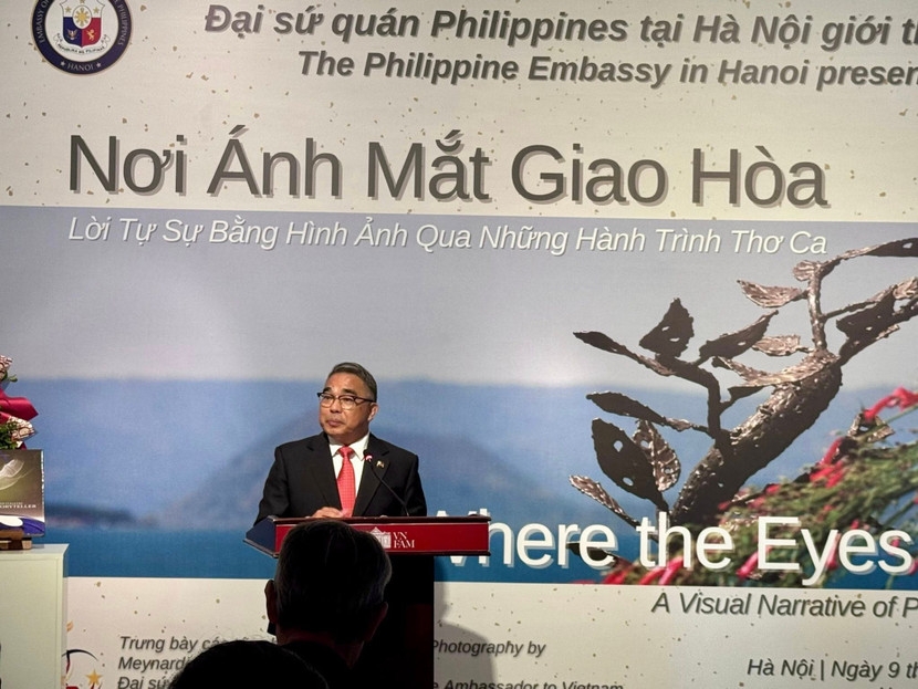 Philippine Ambassador to Vietnam Meynardo Los Banos Montealegre speaks at the opening ceremony of the exhibition. (Photo: annninhthudo.vn)